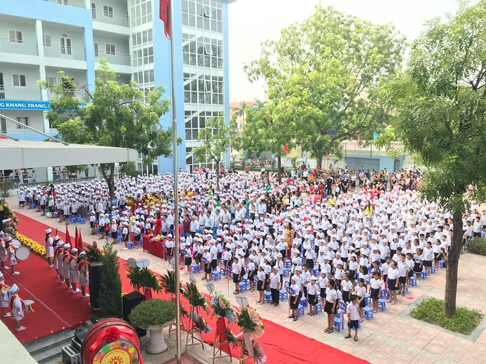 Toàn trường thực hiện nghi lễ chào cờ